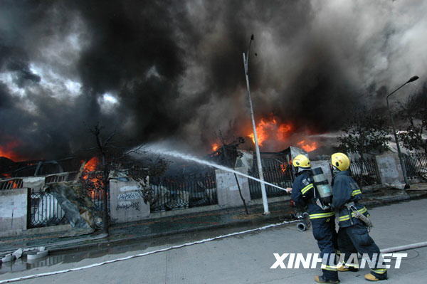 Firefighters have been struggling for at least five hours to control a blaze at a warehouse in a pen factory in east China's Wenzhou City. [Xinhua]