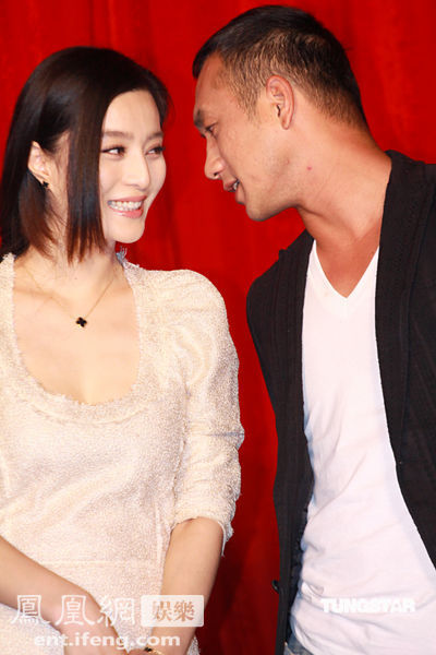 Cast members Fan Bingbing and Huang Jue attend a publicity campaign for the lauch of 'Wheat' official website on Thursday, July 16, 2009.