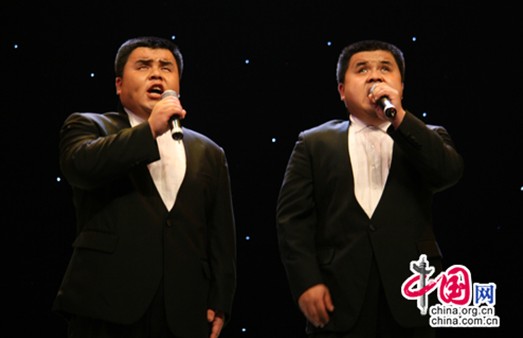Singing brothers Yang Haitao (R) and Yang Haijun (visually impaired). 