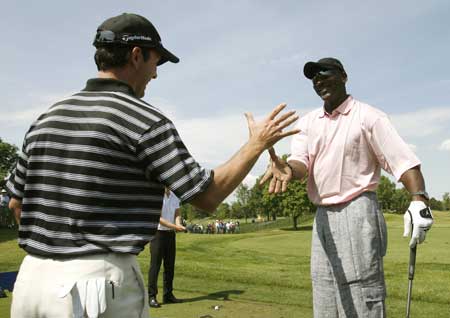 Canadian golfer Mike Weir shakes hands with former NBA star Michael Jordan (R) during the inaugural Mike Weir Charity Classic golf tournament at Glen Abbey Golf Club in Oakville, Ontario, July 20, 2009.