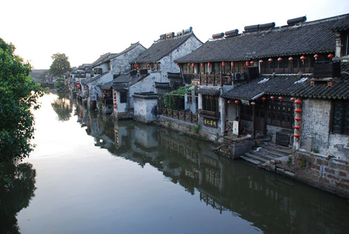 A quiet morning in the ancient town Xitang on Sunday, July 19, 2009. [Photo: CRIENGLISH.com]