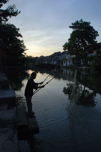  A man fishes on Sunday Morning, July 19, 2009 in Xitang, an ancient town located in Eastern China's Zhejiang Province.[Photo: CRIENGLISH.com]