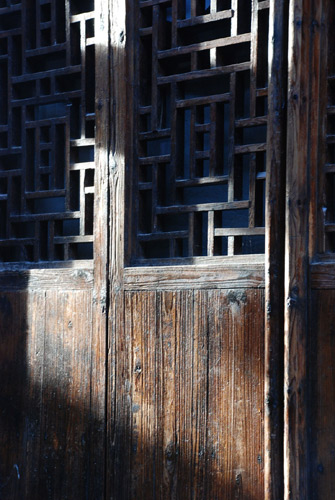 Wooden doors stay shut as most people are still asleep on Sunday Morning, July 19, 2009, in Xitang, a water town located in Eastern China's Zhejiang Province. When the ancient town wakes up, thousands of tourists will flock into the small town. [Photo: CRIENGLISH.com] 