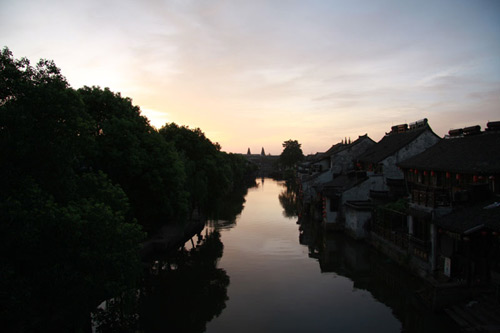 Dawn breaks in Xitang, an ancient town in Eastern China's Zhejiang Province on Sunday, July 19, 2009.[Photo: CRIENGLISH.com] 