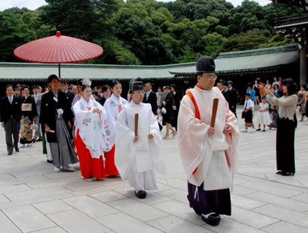  A pair young Japanese hold their traditional wedding ceremony at a shrine in Tokyo, capital of Japan, July 20, 2009. Holding a traditional wedding ceremony in ancient shrines has become the choice of many newlyweds in Japan. (Xinhua/Cui Jinyong) A pair young Japanese hold their traditional wedding ceremony at a shrine in Tokyo, capital of Japan, July 20, 2009. Holding a traditional wedding ceremony in ancient shrines has become the choice of many newlyweds in Japan. (Xinhua/Cui Jinyong) 