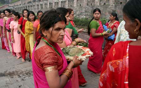  Nepalese Hindu devotees line up to offer prayers to the Hindu god Lord Shiva, the god of destruction, at the Pashupati temple in Kathmandu, capital of Nepal, July 20, 2009. 