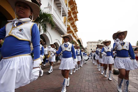 Colombian students parade to celebrate the 199th anniversary of the nation's independence in the northern city of Cartagena, on July 20, 2009. Colombia won independence from Spain on July 20, 1810, and that day has ever since been designated as Colombia's Independence Day.(Xinhua Photo)