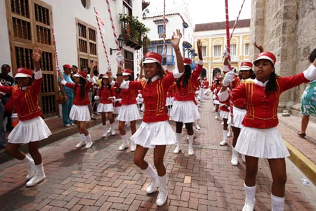 Colombian students parade to celebrate the 199th anniversary of the nation's independence in the northern city of Cartagena, on July 20, 2009.(Xinhua Photo)