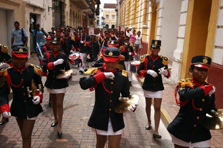 Colombian students parade to celebrate the 199th anniversary of the nation's independence in the northern city of Cartagena, on July 20, 2009.(Xinhua Photo)