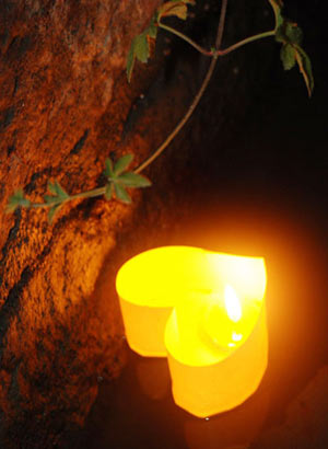 A light is placed on the stone bank of the river in Xitang. Local residents traditionally place lights on the river or along the riverbank to make wishes. (Photo Source: CRIENGLISH.com)