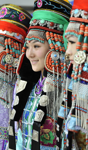 Models display the headwear of Mongolian ethnic group from Ordos during a cultural festival in Hohhot, capital of north China's Inner Mongolia Autonomous Region, June 13, 2009. (Xinhua/Li Xin) 