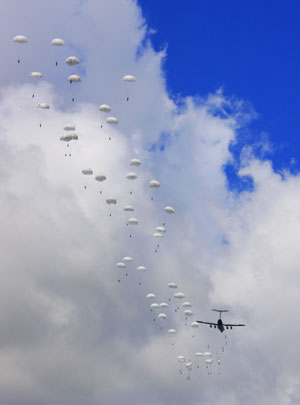 Russian paratroopers parachute during a training of Sino-Russian "Peace Mission-2009" joint anti-terror exercise held in Taonan tactical training base in northeast China