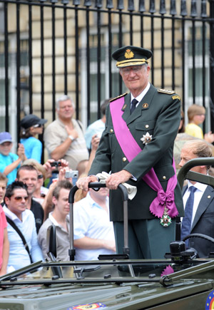 King of Belgium Albert II reviews the main street prior to the military parade in central Brussels, capital of Belgium, July 21, 2009. Belgium celebrates its National Day and its 179th anniversary of independence on Tuesday. (Xinhua/Wu Wei)