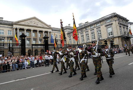 Soldiers attend the traditional military parade in central Brussels, capital of Belgium, July 21, 2009. Belgium celebrates its National Day and its 179th anniversary of independence on Tuesday. (Xinhua/Wu Wei)