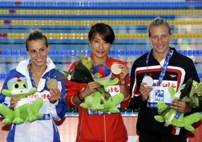 China&apos;s Guo Jingjing, center, winner of the women&apos;s 3-meter springboard diving event, celebrates on the podium with second placed Canada&apos;s Emilie Heymans(R), and third placed Tania Cagnotto of Italy(L), at the FINA Swimming World Championships in Rome, Tuesday, July 21, 2009.It&apos;s her fifth straight women&apos;s 3m springboard gold medal at the World Championships. [Xinhua] 