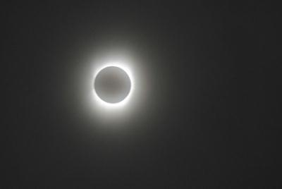 The moon passes between the sun and the earth during a total solar eclipse in southwest China&apos;s Chongqing municipality, July 22, 2009. [Xinhua]