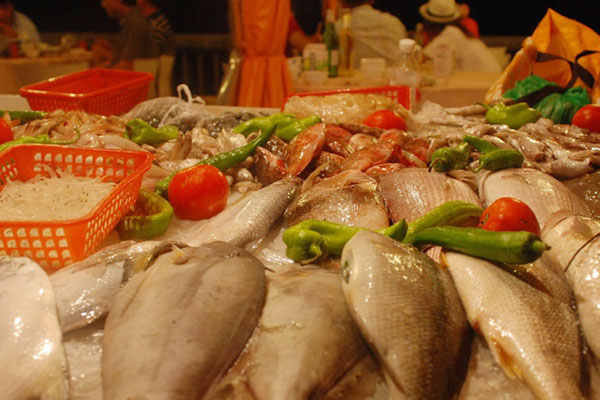 Fresh seafood is on display at stalls on Tuesday, July 21, 2009, in Shenjiamen, a district of Eastern China's city of Zhoushan, which is famous for its abundant fishing. [Photo: CRIENGLISH.com]