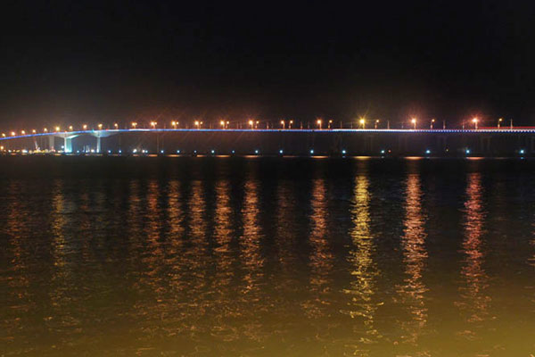  A cross-strait bridge connecting Shenjiamen and Zhujiajian, two districts of Eastern China's Zhoushan city is photographed at night on Tuesday, July 21, 2009. Visitors to Shenjiamen can enjoy fresh seafood from outdoor stalls and beautiful scenery. [Photo: CRIENGLISH.com]