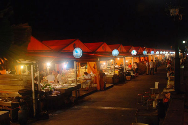 Locals and tourists gather on Tuesday, July 21, 2009, at outdoor stalls along the seashore at Shenjiamen, which is famous for cheap and fresh seafood. [Photo: CRIENGLISH.com] 