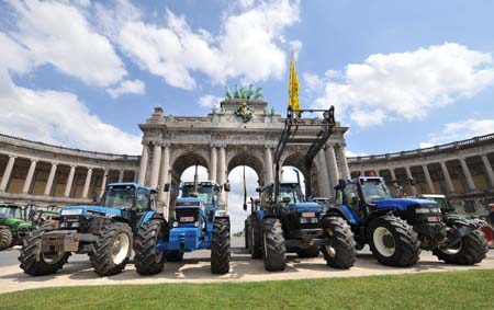 Farmers drive tractors gathering at the Parc du Cinquantenaire (Park of the Fiftieth) during a protest in Brussels, capital of Belgium, on July 22, 2009. More than 300 tractors gathered in Brussels during a famers' protest seeking for higher agricultural prices Wednesday. 