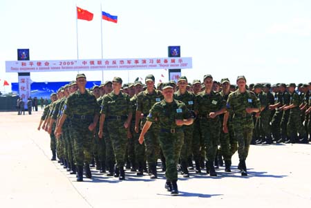 Russian soldiers practise at the Chinese People