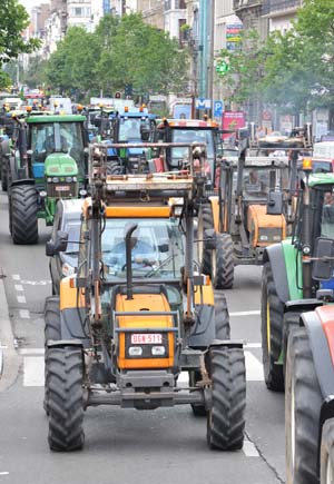 Farmers drive tractors passing main streets during a protest in Brussels, capital of Belgium, on July 22, 2009. More than 300 tractors gathered in Brussels during a famers' protest seeking for higher agricultural prices Wednesday. 