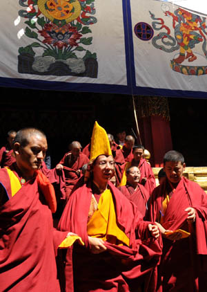 The 11th Panchen Lama Bainqen Erdini Qoigyijabu (C Front) walks to worship the major palaces at the Zhaxi Lhunbo Lamasery in Xigaze, southwest China's Tibet Autonomous Region, July 22, 2009. (Xinhua/Chogo) 