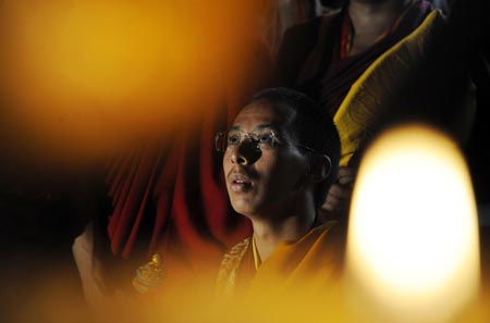 The 11th Panchen Lama Bainqen Erdini Qoigyijabu (C) worships the major palaces at the Zhaxi Lhunbo Lamasery in Xigaze, southwest China's Tibet Autonomous Region, July 22, 2009. (Xinhua/Chogo)