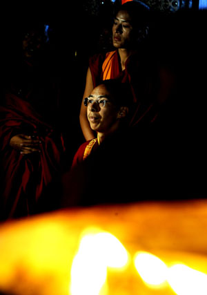 The 11th Panchen Lama Bainqen Erdini Qoigyijabu (C) worships the major palaces at the Zhaxi Lhunbo Lamasery in Xigaze, southwest China's Tibet Autonomous Region, July 22, 2009. (Xinhua/Chogo)