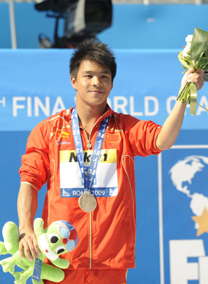 Olympic champion He Chong of China won the gold on the men's 3-meter springboard at the world championships here on Thursday.