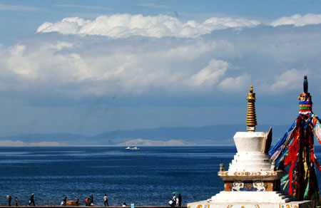 Tourists walk beside the Qinghai Lake in northwest China's Qinghai Province, July 21, 2009. As the boom season for tourism began, more and more tourists arrived here to enjoy the natural scenery. (Xinhua/Karma) 