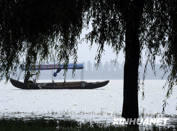 East Lake in Wuhan, located in the eastern suburb of the city, Hubei Province, is going to be upgraded as a national wetland park. With an area of 33 square kilometers, East Lake is the largest of all city lakes in China. 