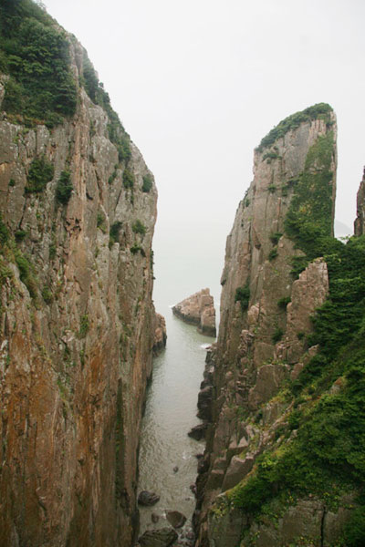 The photo taken on July 23, 2009 shows reefs in the waters off Taohua Island, east China's Zhejiang Province. [Photo: CRIENGLISH.com]