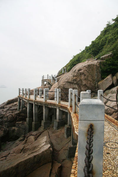 The photo taken on July 23, 2009 shows a bridge in Taohua Village, a scenic spot in Taohua Island, east China's Zhejiang Province. [Photo: CRIENGLISH.com] 