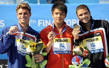 He Chong of China, Troy Dumais of U.S., Alexandre Despatie show their medals during the awarding ceremony after the Men's 3m Springboard Final in the 13th FINA World Championships in Rome, Italy, July 23, 2009. He Chong won the gold medal with 505.20 points. Troy Dumais and Alexandre Despatie respectively won the silver and bronze medal with 498.40 and 490.30 points.