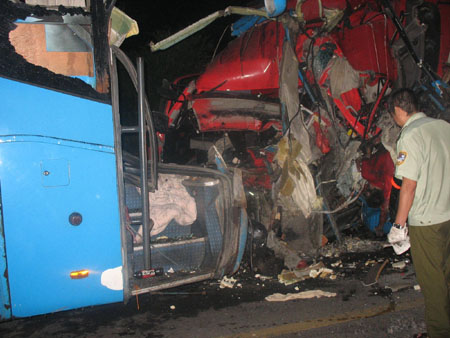 Photo taken on July 24, 2009 shows the scene of a car accident on an expressway in Qianxi County, southwest China's Guizhou Province. At least four people died and more than 40 others were injured after a bus-truck collision in wee hours on Friday in Qianxi County, according to local traffic authorities.(Xinhua)