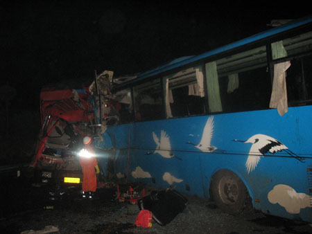 Photo taken on July 24, 2009 shows the scene of a car accident on an expressway in Qianxi County, southwest China's Guizhou Province. At least four people died and more than 40 others were injured after a bus-truck collision in wee hours on Friday in Qianxi County, according to local traffic authorities. (Xinhua)