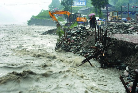 图：7月23日，国道318线天全县紫石乡小仁烟村段，道路被洪水冲毁。(《成都商报》供图)