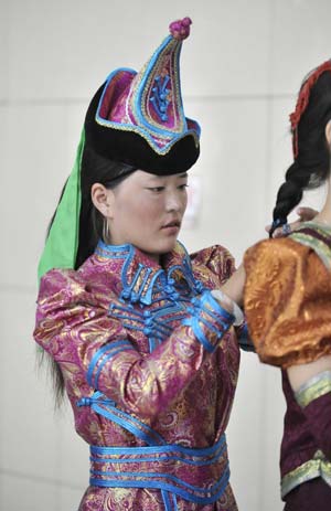 Photo taken on July 15, 2009 shows girls wearing traditional garments of the Sonid Mongolian ethnic group, during the grassland cultural festival in Hohhot, capital of north China's Inner Mongolia Autonomous Region.