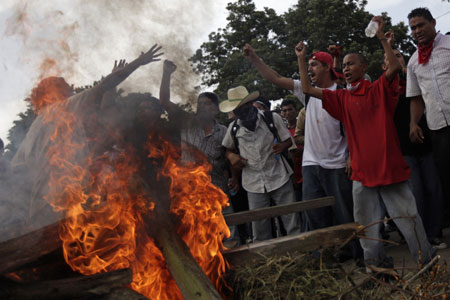 Supporters of ousted Honduras President Manuel Zelaya protest in El Paraiso, 12 km (7miles) from the border with Nicaragua, July 24, 2009. Zelaya took a few symbolic steps inside Honduras on Friday but then backed away from a confrontation with Honduran security forces waiting to arrest him.