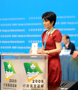 A member of the chief executive (CE) Election Committee casts her vote in Macao, south China, July 26, 2009. Chui Sai On won the third-term chief executive (CE) election of the Macao Special Administrative Region (SAR) on Sunday. 
