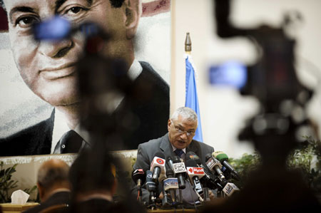 Chairman of the Ismailia-based Suez Canal Authority Ahmed Ali Fadel addresses a press conference at a club on the bank of the Suez Canal July 26, 2009. 'The total revenue of the 2008-2009 fiscal year fell to 4.74 billion dollars, down 7.2 percent compared with the previous year,' Fadel said. [Xinhua] 