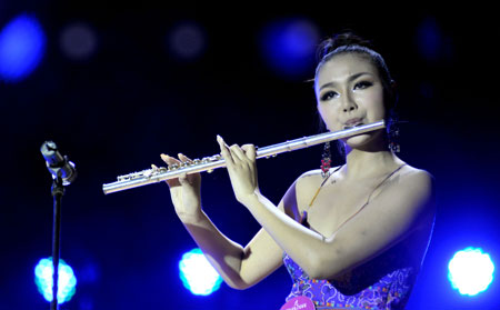 A contestant attends the final round of the Hainan division of the pageant Miss Asia 2009 in Haikou, capital of south China's Hainan Province, on July 26, 2009. [Xinhua]