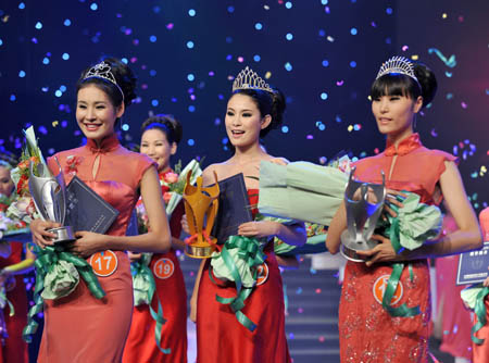 China's Zhang Yu (C) smiles on the stage after she was crowned winner of the 4th Asian Super Model Contest in Nanning, capital of southwest China's Guangxi Zhuang Autonomous Region on July 26, 2009. [Xinhua]