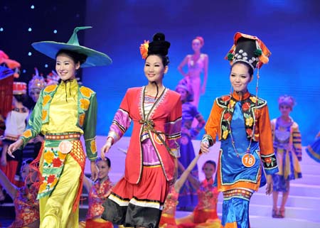 Models perform during the final for the 4th Asian Super Model Contest in Nanning, capital of southwest China's Guangxi Zhuang Autonomous Region on July 26, 2009. [Xinhua]