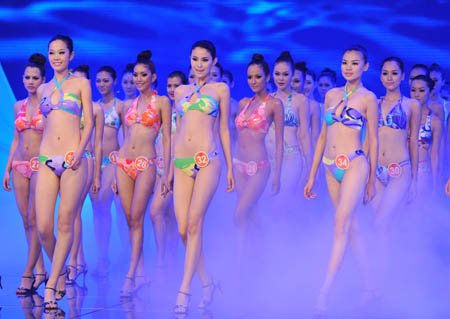 Models compete during the final for the 4th Asian Super Model Contest in Nanning, capital of southwest China's Guangxi Zhuang Autonomous Region on July 26, 2009. [Xinhua]