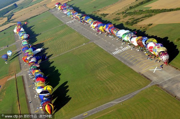 326 hot air ballons take off for a world record at the yearly 'Lorraine Mondial Air Balloons', world's biggest hot air balloon rally, from the Chambley-Bussieres aerodrome eastern France, July 26, 2009. [CFP]