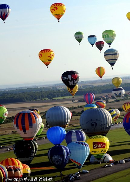 326 hot air ballons take off for a world record at the yearly 'Lorraine Mondial Air Balloons', world's biggest hot air balloon rally, from the Chambley-Bussieres aerodrome eastern France, July 26, 2009. [CFP]