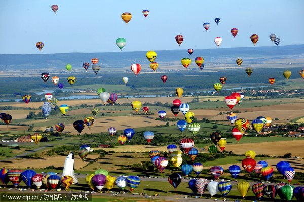 326 hot air ballons take off for a world record at the yearly 'Lorraine Mondial Air Balloons', world's biggest hot air balloon rally, from the Chambley-Bussieres aerodrome eastern France, July 26, 2009. [CFP]