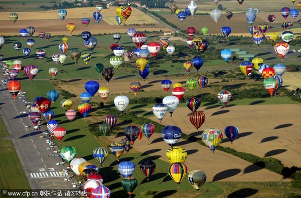 326 hot air ballons take off for a world record at the yearly 'Lorraine Mondial Air Balloons', world's biggest hot air balloon rally, from the Chambley-Bussieres aerodrome eastern France, July 26, 2009. [CFP]